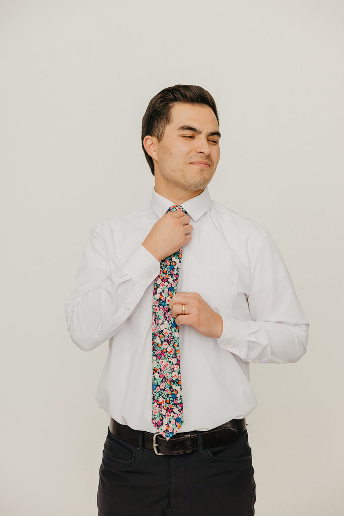 Abyss 3" Wide Standard Tie worn with a white shirt, black belt and black suit pants.