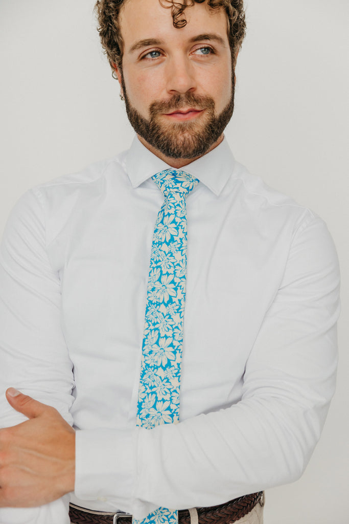 Blue Daisy 2.5" Wide Skinny Tie worn with a white shirt, brown belt and tan suit pants.