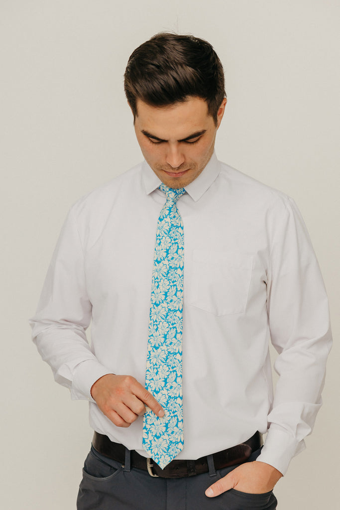 Blue Daisy 3" Wide Standard Tie worn with a white shirt, black belt and black suit pants.